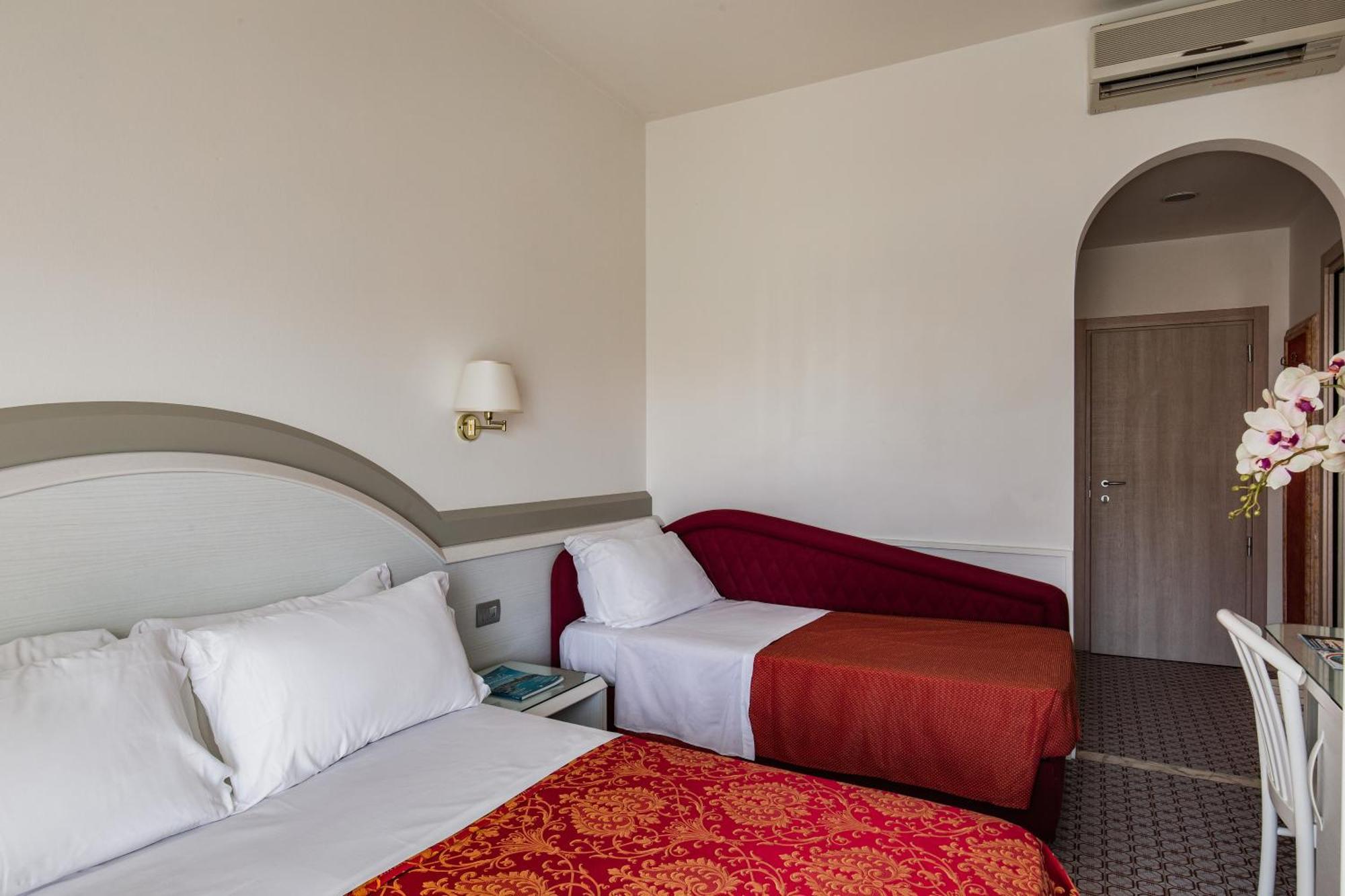 Hotel Caravelle Чезенатико Экстерьер фото