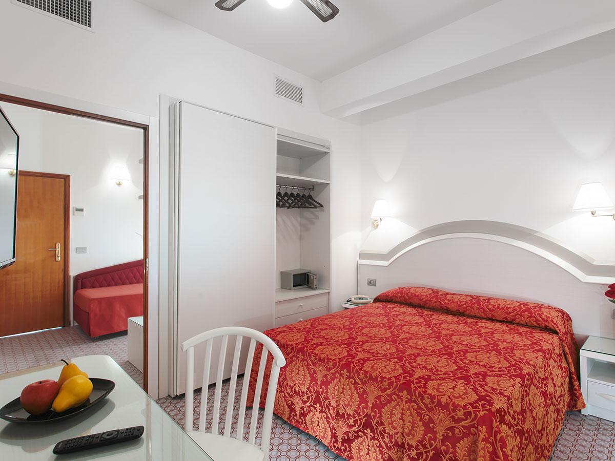 Hotel Caravelle Чезенатико Экстерьер фото
